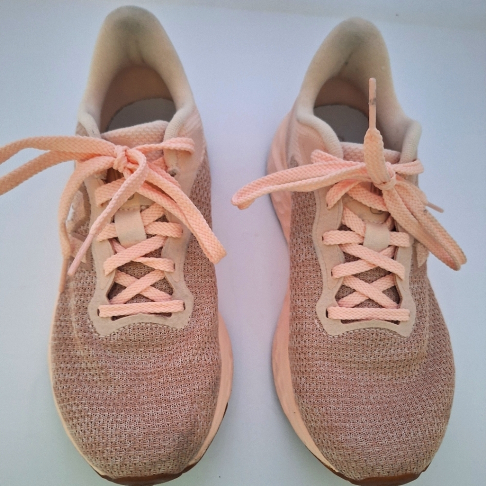 New Balance Women's Peach Athletic Shoes Size 8.5